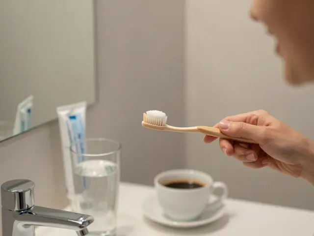 Jak šetrně vybělit zuby bez poškození emalí