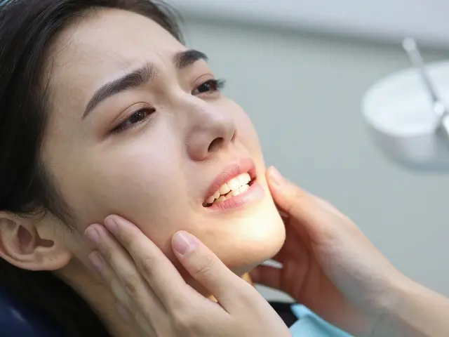 Jak dlouho bolí zub po nasazení korunky? Co očekávat a kdy se obrátit na zubaře