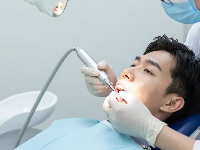 Jak probíhá pískování zubů? Podrobný průvodce procesem a jeho výhodami