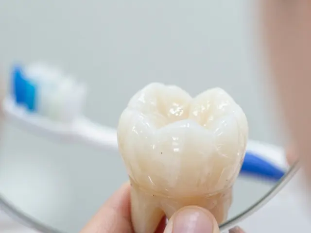 Jak poznat zubní kaz včas? Varovné signály a příznaky