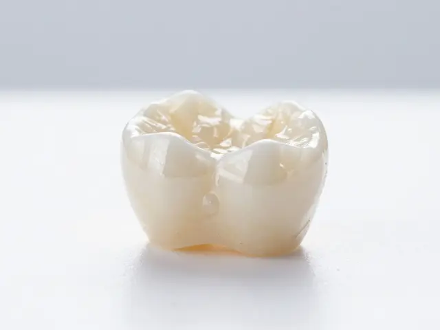 Keramické zuby versus zubní mosty: Jak vybrat nejlepší řešení pro váš úsměv?