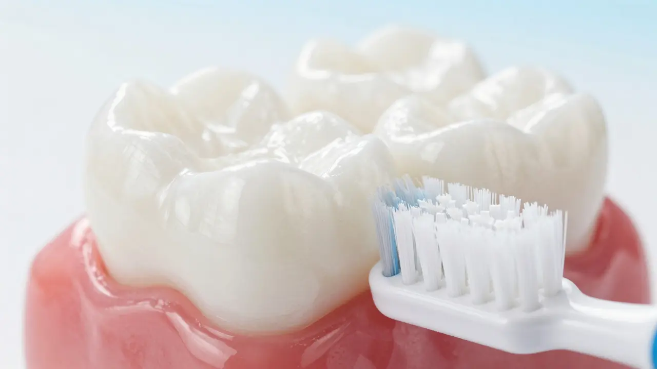 Jak odstranit zubní plak: Účinné metody, tipy a správná hygiena