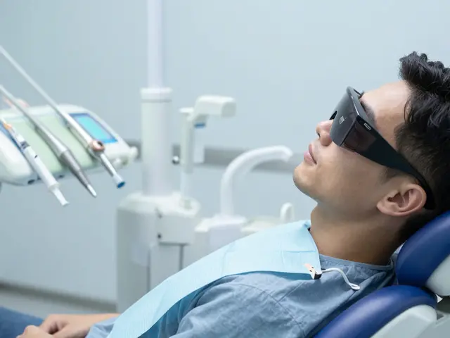 Jak moc bolí zubní implantát? Přehled bolesti, léků a kompozitních inlayů